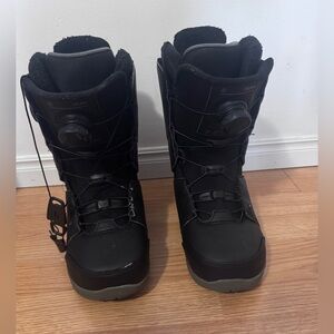 Women's Black Snow Boots with Adjustable Lacing